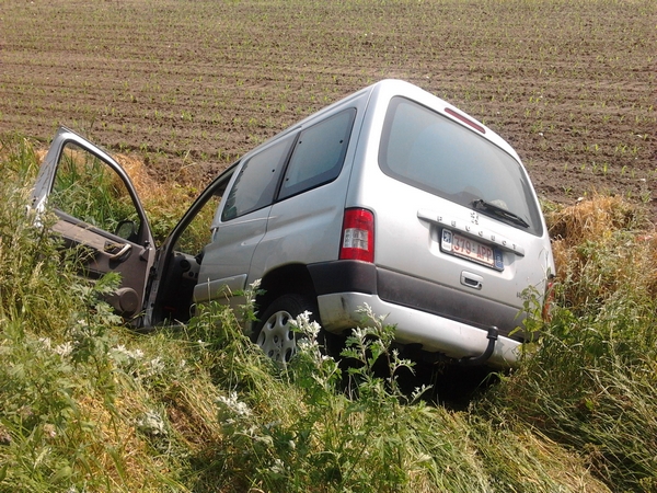 Peugeot Partner in a ditch
